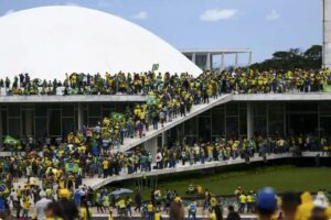 20250215080715114976i-300x200 Coluna de domingo: Mais da metade dos brasileiros não querem Lula reeleito