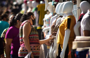 feira-300x192 REPORTAGEM DA SEMANA - O comércio de Caruaru venderá mais neste fim de ano em relação a 2024? VEJA as projeções dos representantes do setor