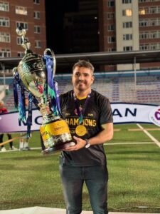 03d3d6a5-f7e3-4474-a44a-8f2fbc2bb5a7-225x300 Com passagens pelo Porto e Central, auxiliar técnico Bruno Melo é campeão na Ásia e vira um dos destaques de reportagem de Luciano Huck; VEJA VÍDEO