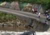 Vídeo mostra tensão após Toyota ficar presa em ponte tomada pela água no Agreste