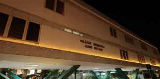 Prédios públicos municipais de Caruaru recebem iluminação especial em apoio ao Maio Laranja