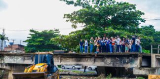 No Recife, governadora Raquel Lyra vistoria limpeza do Rio Beberibe