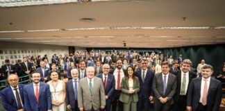Em encontro com prefeitos e a bancada federal em Brasília, governadora Raquel Lyra destaca parceria com municípios