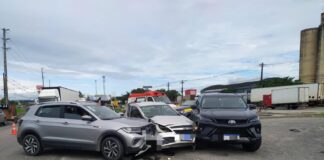 Acidente envolvendo três veículos deixa dois feridos na BR-101