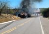 Cinco pessoas ficam feridas após caminhão-tanque tombar e pegar fogo na BR-232; VEJA VÍDEO