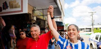 Zé Queiroz e Iza Arruda realizam caminhada e ouvem demandas da população em Caruaru
