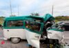 Colisão entre Kombi e carreta deixa passageiro ferido na BR-101