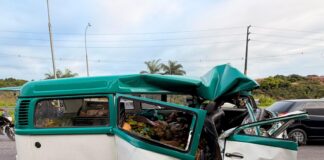 Colisão entre Kombi e carreta deixa passageiro ferido na BR-101