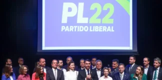 Flávio Bolsonaro anuncia Alfredo Gaspar como vice na disputa pela Presidência