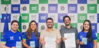 ELEIÇÕES 2026 — Candidato ao Governo assina carta e se compromete com valorização de educadores físicos em Pernambuco