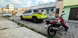 Moto com restrição de roubo e furto é localizada abandonada próximo à Feira de Caruaru